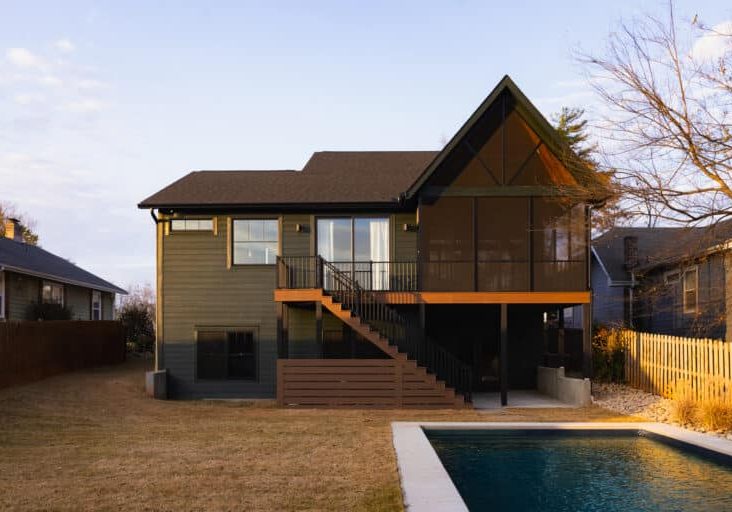 Downtown Greenville screen porch featuring modern urban designand indoor-outdoor living by Crafted Decks and Porches. Designed for refined city living in Greenville, SC. Experience the charm of a Downtown Greenville screen porch that combines luxury with functionality.